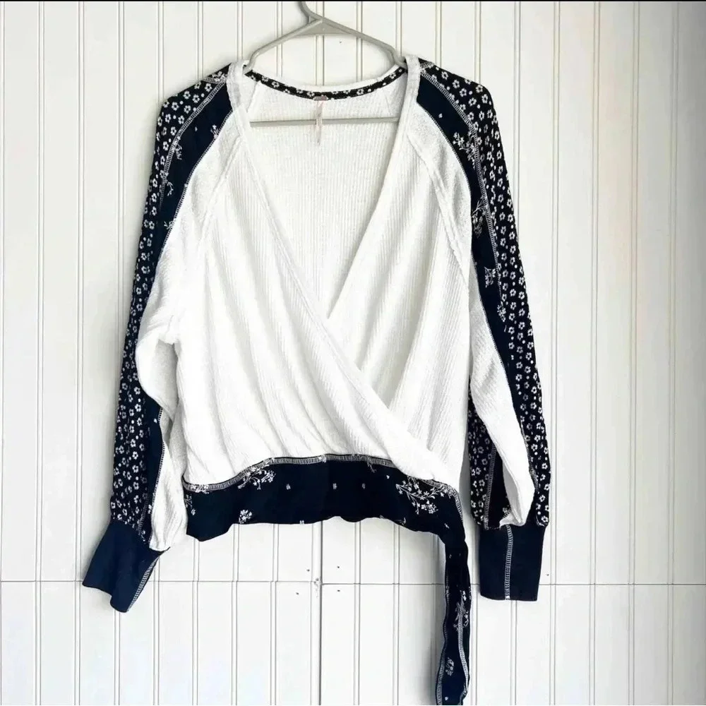 Auxton Black & White V-Neck Mixed-Print Puff-Sleeve Top EUC